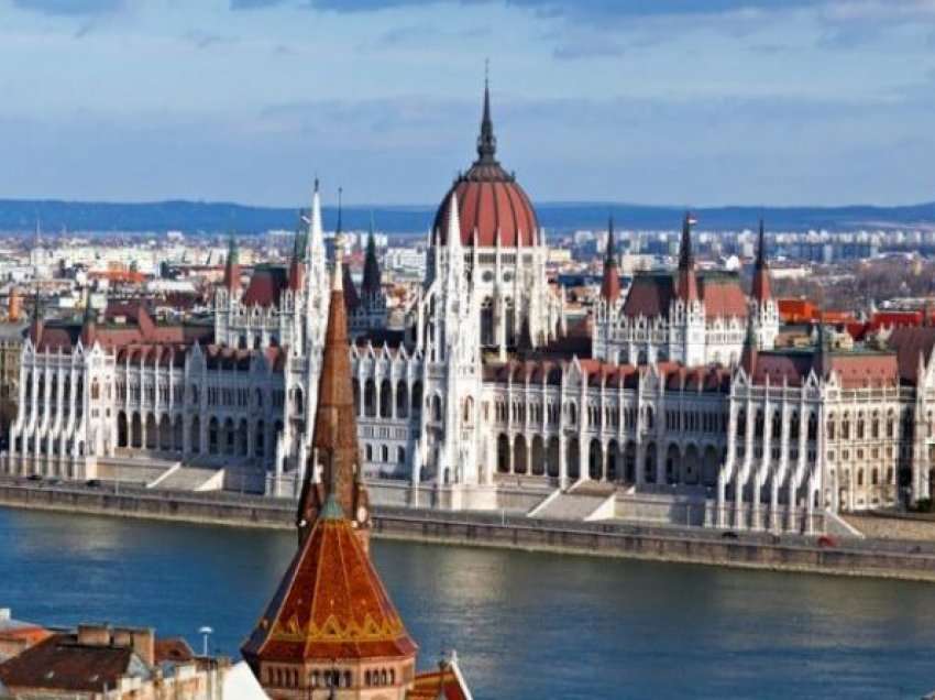 Hungarezët protestojnë kundër masave kufizuese