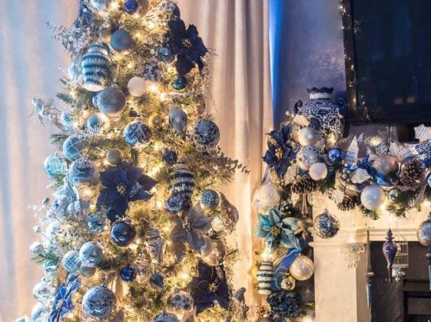 Blu, e bardhë dhe e artë, tre ngjyrat mbizotëruese të dekorit të pemës së Krishtlindjes, si dhe disa ide të tjera frymëzuese…