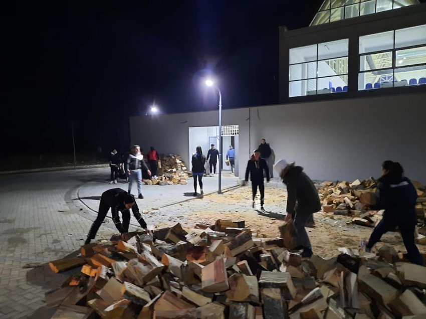 Lojtaret e Kosovës befasojnë, i sistemojnë drutë...
