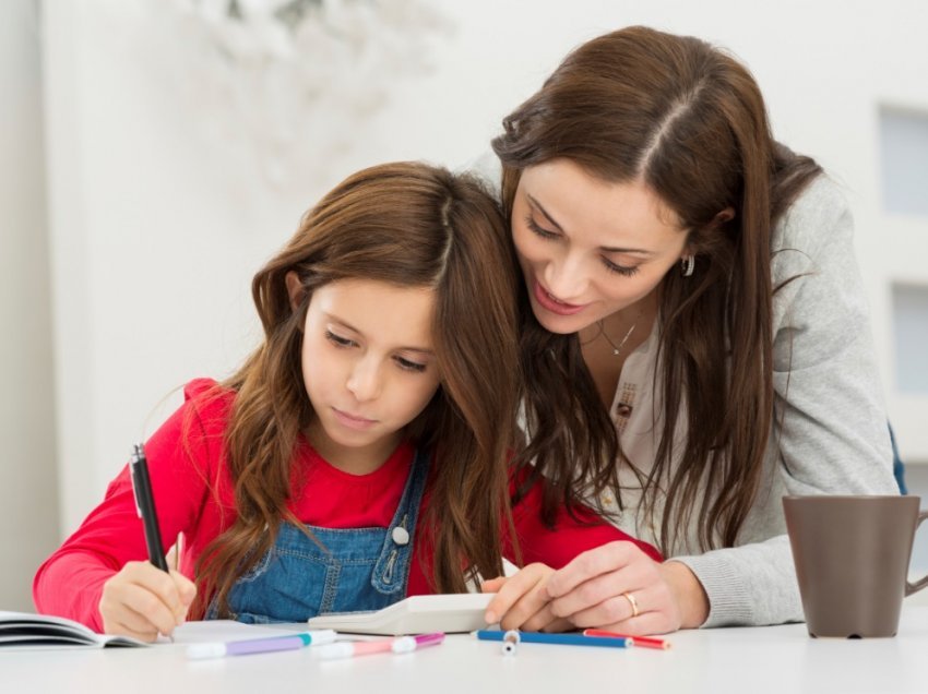 Këshillat me të cilat e ndihmoni fëmijën tuaj t’i bëjë detyrat me dëshirë