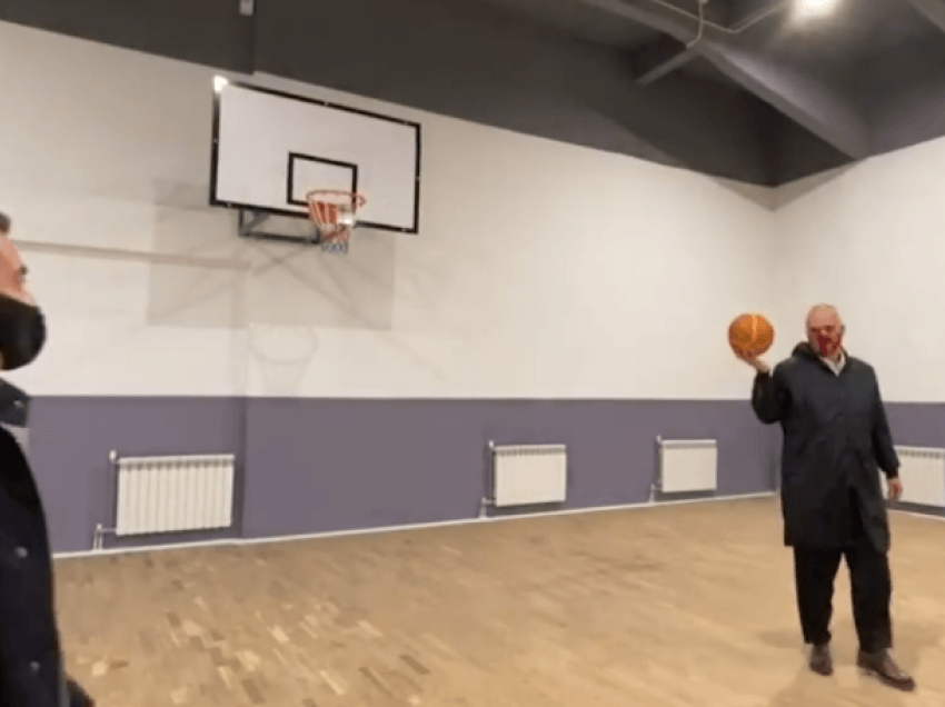 “Spiropali hajde gjuaje një top”, Rama sfidon ministrat në basketboll