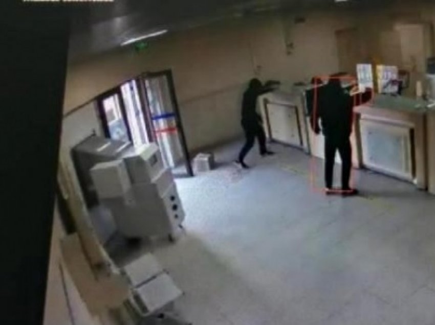 Kamerat filmojnë momentin e grabitjes së një filiali poste 