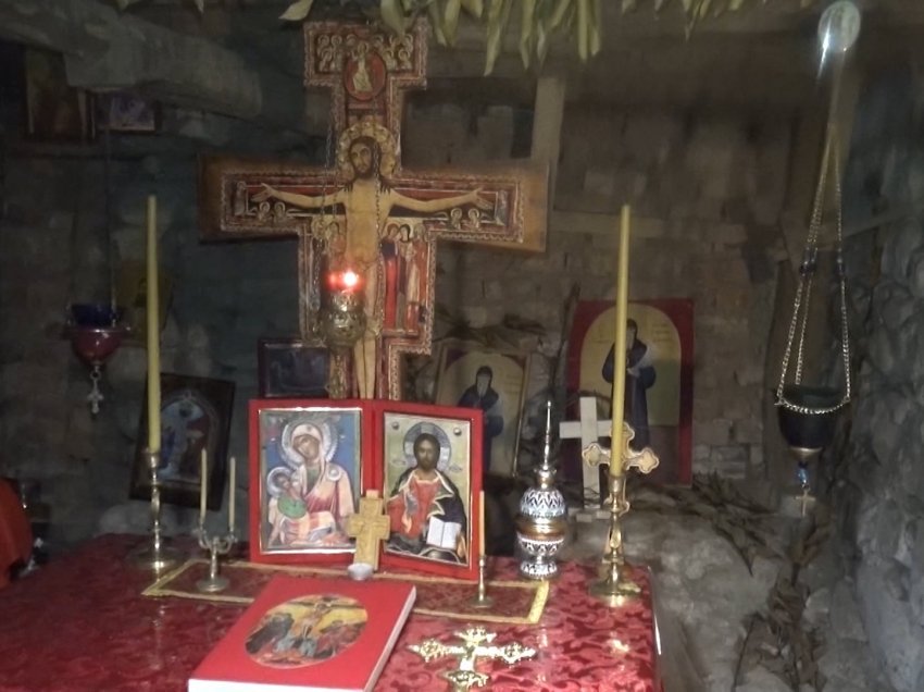 Kisha e nëndheshme në Elbasan: Prifti 20 vjeçar “zbulon” trashëgiminë nën themelet e shtëpisë