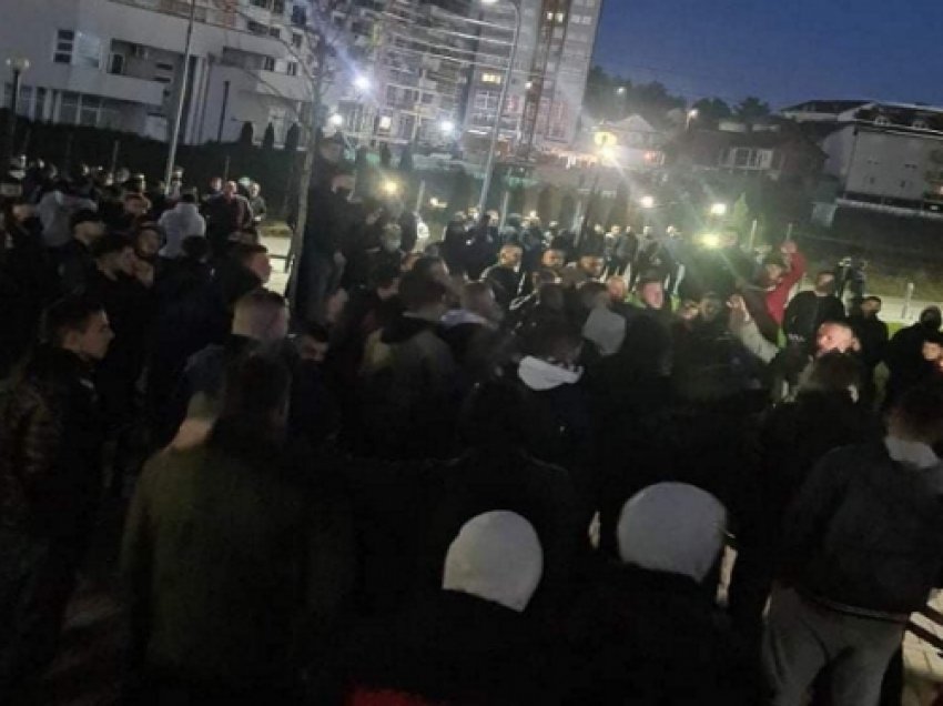 ​Protestojnë tifozët e klubit nga Kosova, kërkojnë dorëheqjen e presidentit, intervenon policia me arrestime