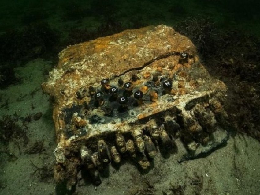 U ngatërrua me një makinë shkrimi, zhytësit zbulojnë makinën e rrallë “Enigma” në fund të detit Baltik