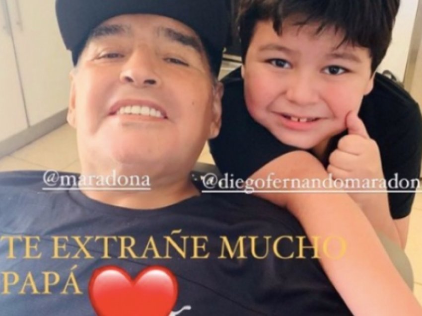 ​“Më mungon shumë baba”, djali 7 vjeçar i Maradonas poston foton e fundit para vdekjes së tij