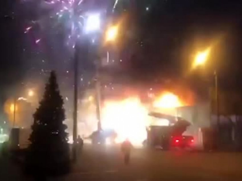 Fishekzjarre prej zorit: Digjet fabrika e fishezjarreve në Rusi, krijon spektakël në qiellin e natës