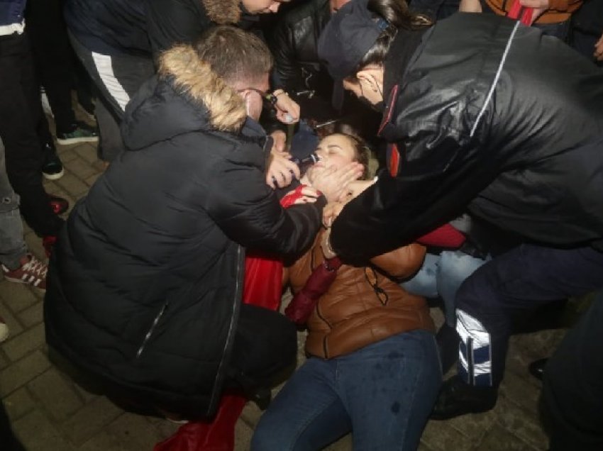 I bie të fikët protestueses, u shtir si motra e Klodjan Rashës! Qytetarët i japin i jep ndihmën e parë