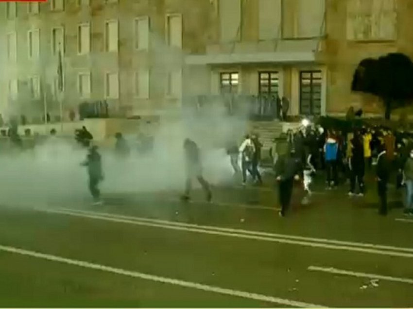 Hidhet gaz lotsjellës, shpërndahen protestuesit
