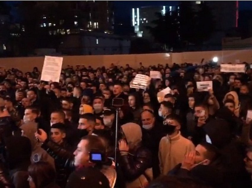 Protesta para ministrisë së Brendshme, lëndohen 2 policë dhe një gazetar, protestuesit thërrasin: “Jep dorëheqjen, hiqni kapelet”