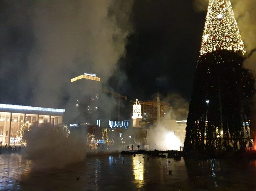 Çfarë ka mbetur në sheshin ‘Skënderbej’, pas largimit të protestuesve