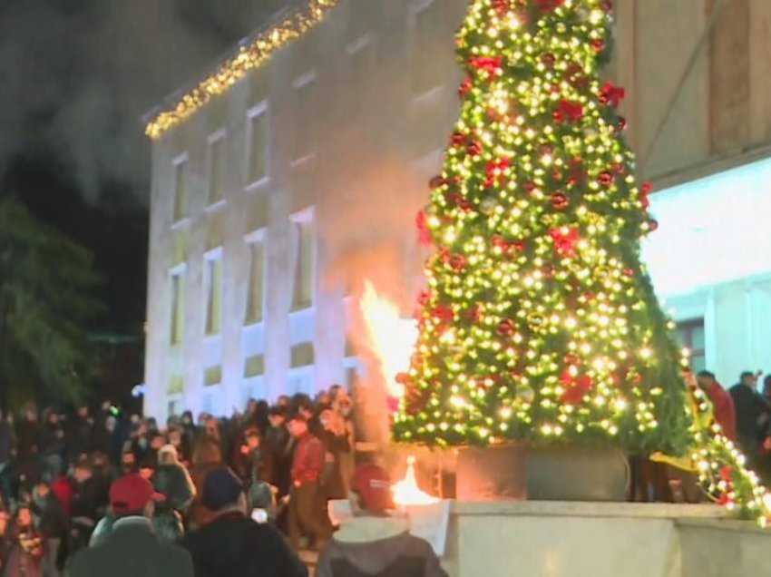 Protesta për Klodian Rashën, i vihet zjarri pemës së Krishtlindjes para Kryeministrisë