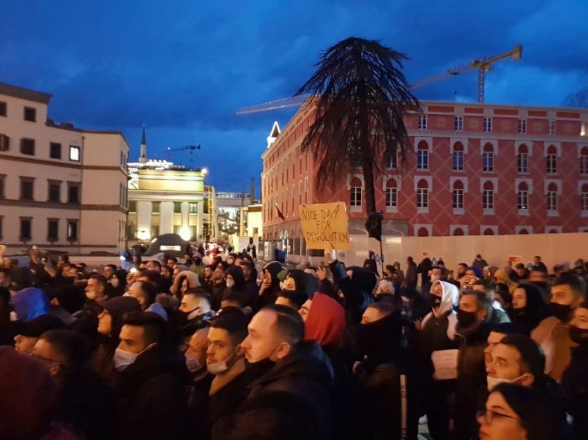 “Mos vini maskë por vishni antiplumb” protesta për Klodianin në Lezhë e Berat