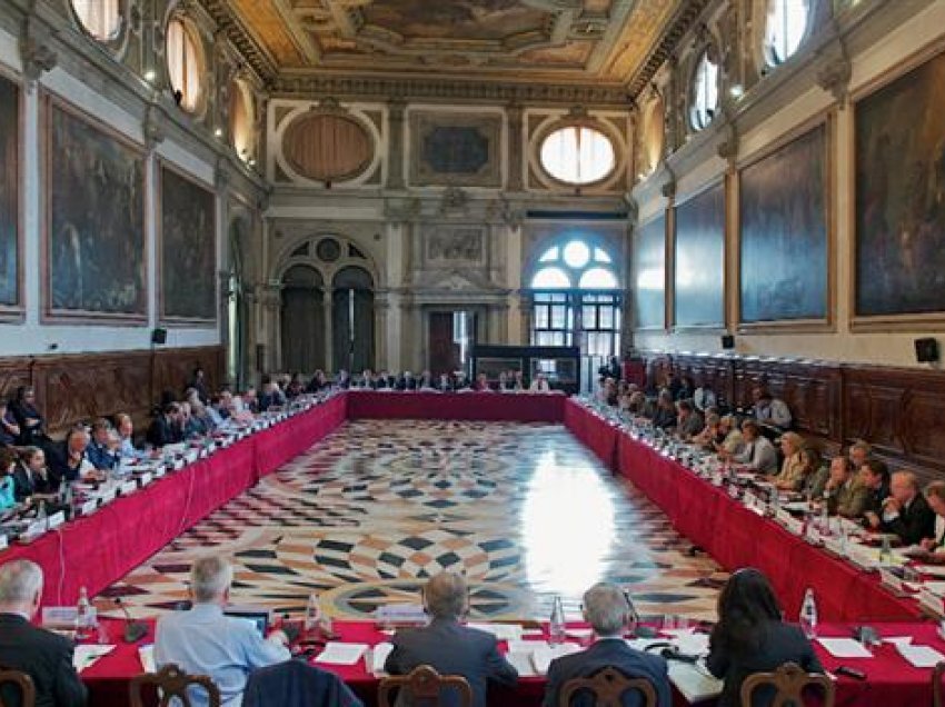 Miratohet opinioni final i “Venecias”, nuk aprovohet asnjë kërkesë e Metës, Komisioni kritikon djegien e mandateve