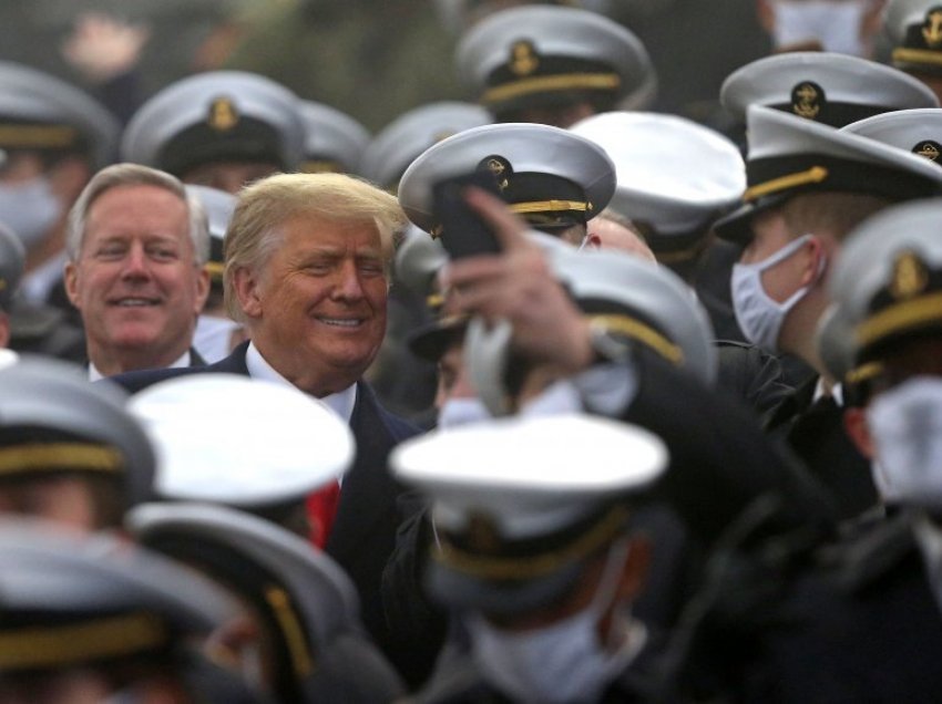 Trump pa distancë në një ndeshje futbolli në ushtri