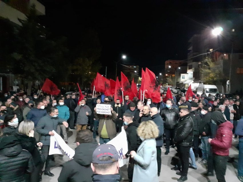 Protestë edhe në Lushnje: Nuk i nënshtrohemi diktaturës