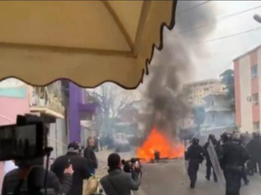 Policia reagoi me vonesë kur protestuesit në Shkodër dogjën gjësende të ndërtesës së PS-së