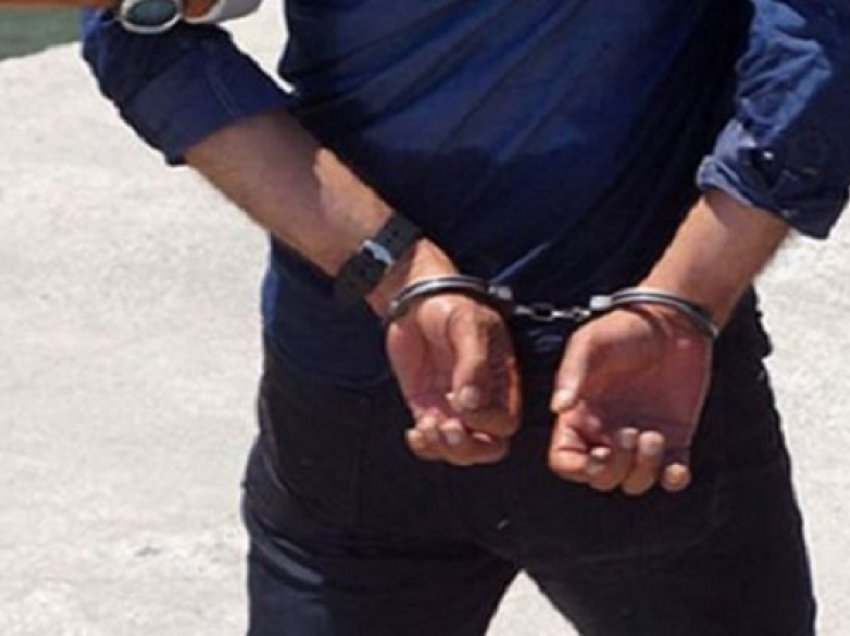 Arrestohet 31-vjeçari në Berat, goditi me dhunë dhe tentoi t’i vidhte makinën një qytetari