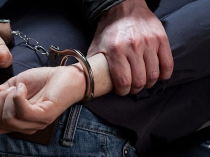 Arrestohet një  shtetas i Shqipërisë, i  ofroi 50 euro ryshfet policit gjatë kalimit të kufirit në Vermicë