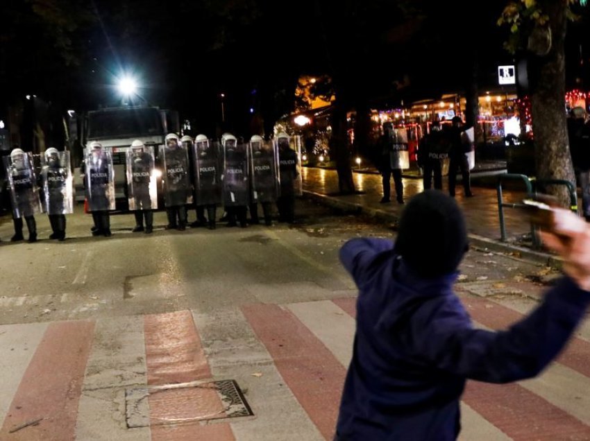 Policia përdorë gazlotsjellës ndaj protestuesve në Tiranë