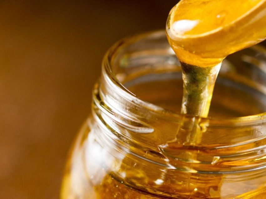 Arsyet pse duhet konsumuar një lugë mjaltë para gjumit