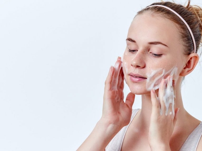 Dermatologët japin 5 këshilla për të patur një fytyrë të pastër