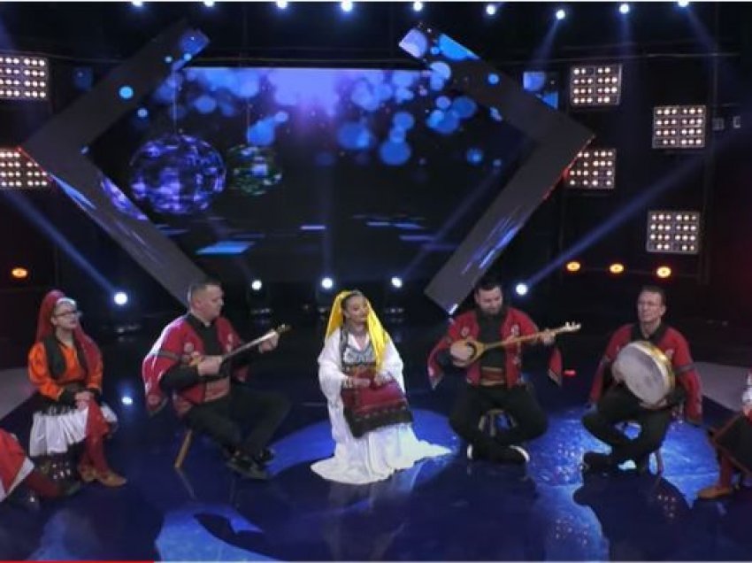 Premierë: Publikohet kënga më e re nga zëri i Valbona Krasniqit “Mëmëdhe sa shumë të dua”