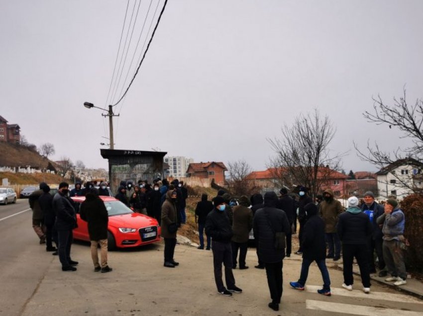 Çfarë po ndodh në Novi Pazar: Arrin një grup njerëzish të armatosur, policia në vendngjarje