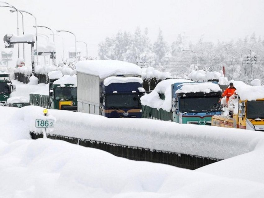 Bora në Japoni/ 1000 makina “të ngrira” në trafik 