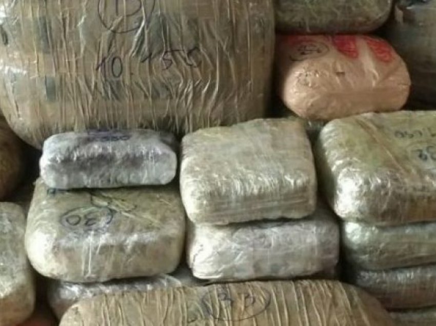 Dy shqiptarët arrestohen pas 30 minutash ndjekje nga policia, sekuestrohen 6 kg marihuanë