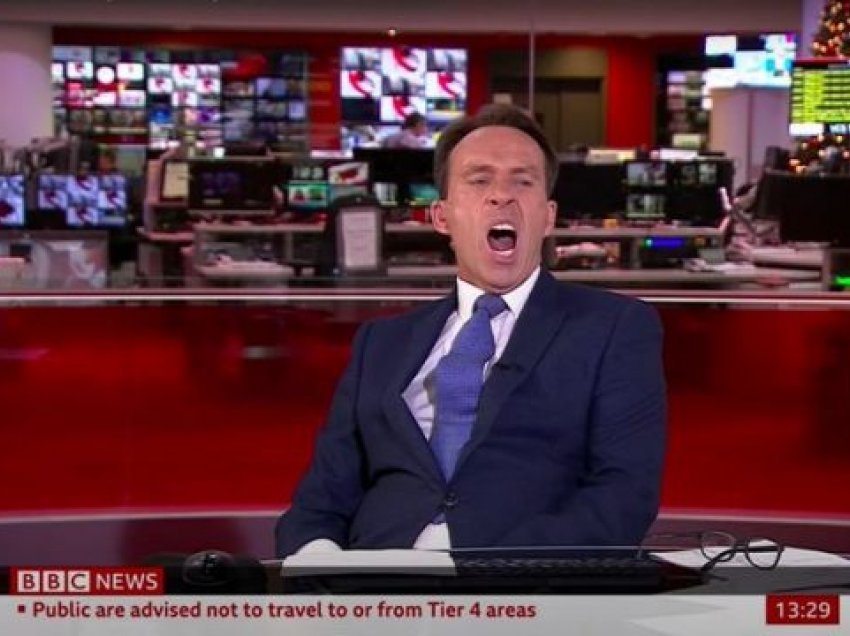 Nuk e dinte që ishte në transmetim live, gazetari i BBC’së kapet nga kamera në këtë mënyrë