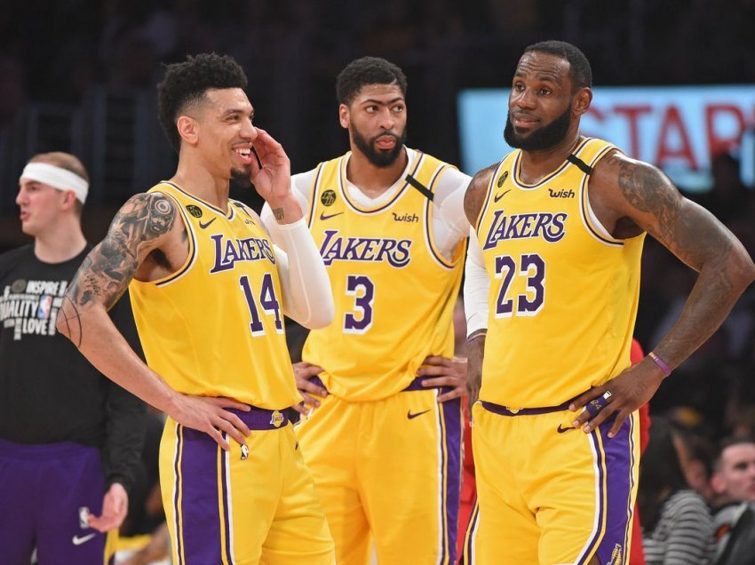 LA Lakers mposhtet nga rivali i qytetit