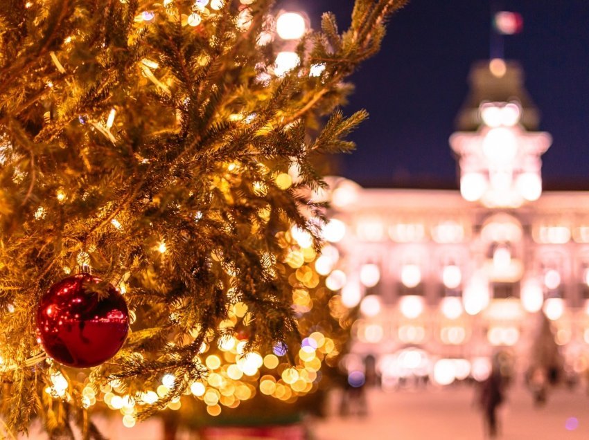 Krishtlindje në Itali, qytetarët nuk ndihen entuziastë, bizneset në vështirësi 