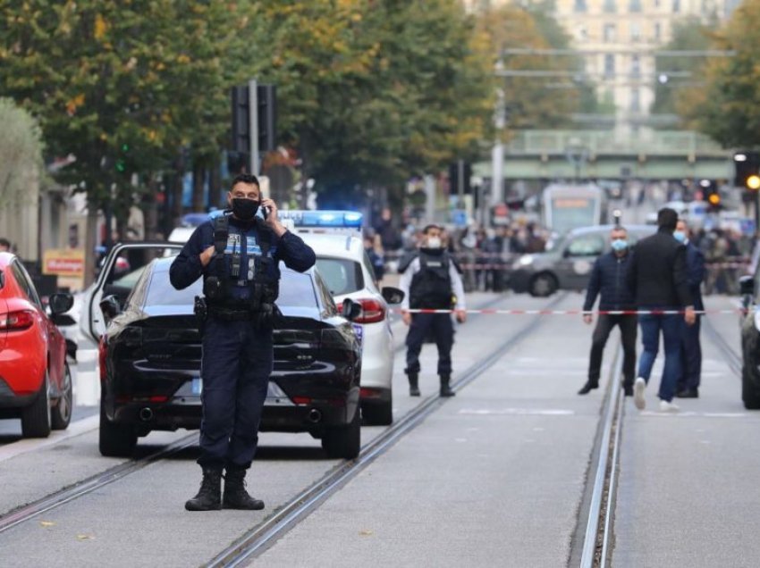 Tre policë qëllohen për vdekje në Francë