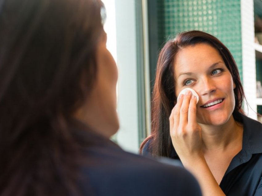 10 produkte të bukurisë që dermatologët na propozojnë por nuk kanë kurrfarë efekti