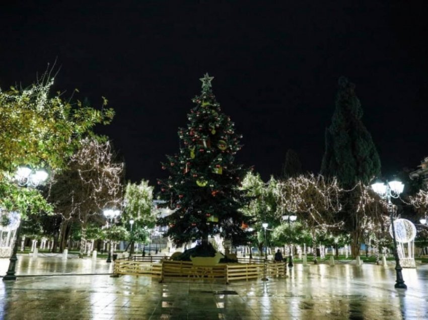 Greqia e izoluar, qytetarët të kufizuar për të festuar të lirshëm Krishtlindjen e Vitin e Ri