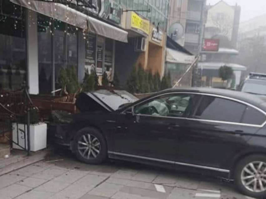 Përplaset për tarracën e kafenesë me makinë, shoferi largohet nga vendi i ngjarjes