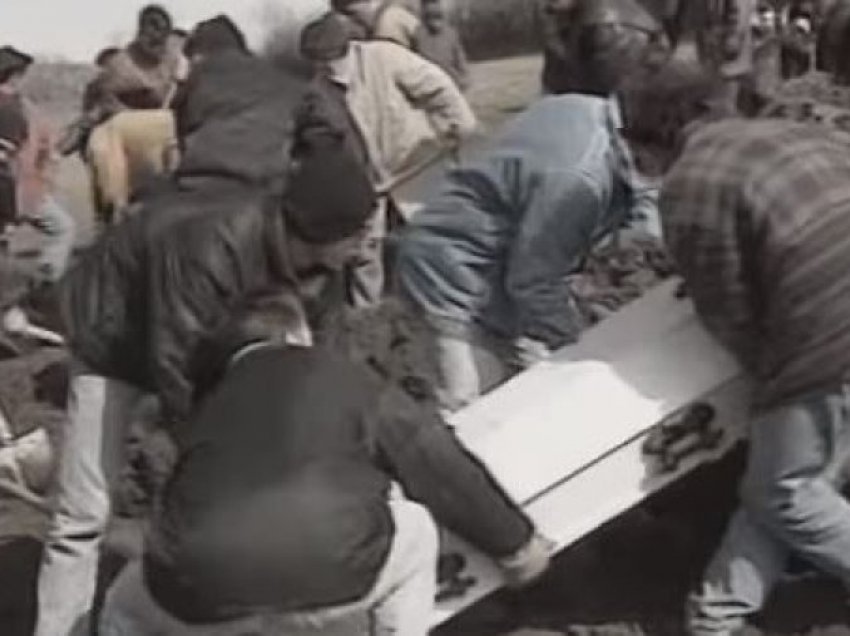 Video e rrallë: Momenti kur janë varrosur anëtarët e familjes Jashari