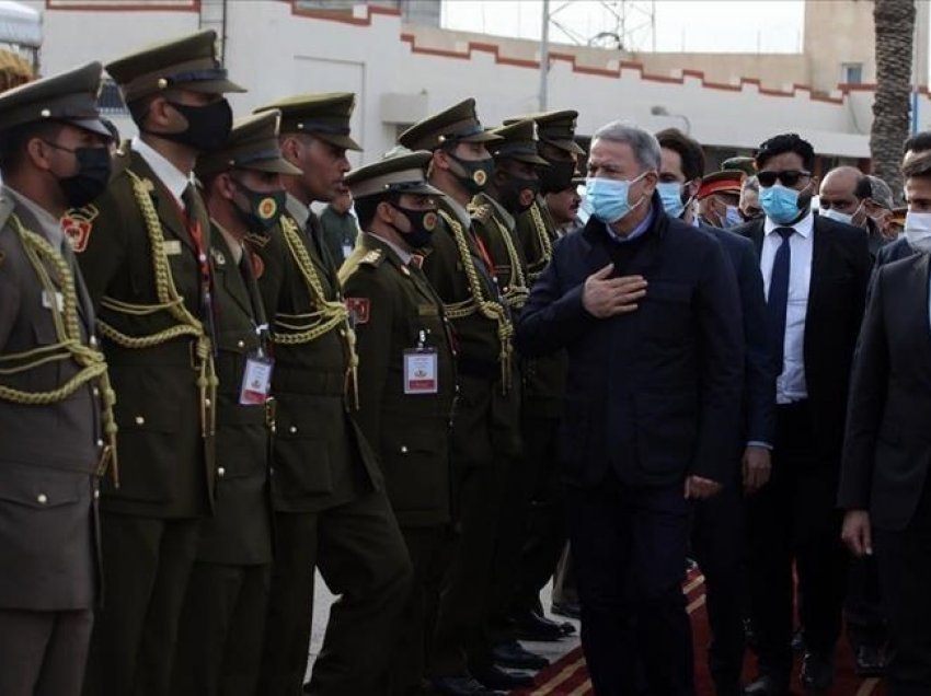 Shefi i mbrojtjes turke takohet me zyrtarë të lartë libianë
