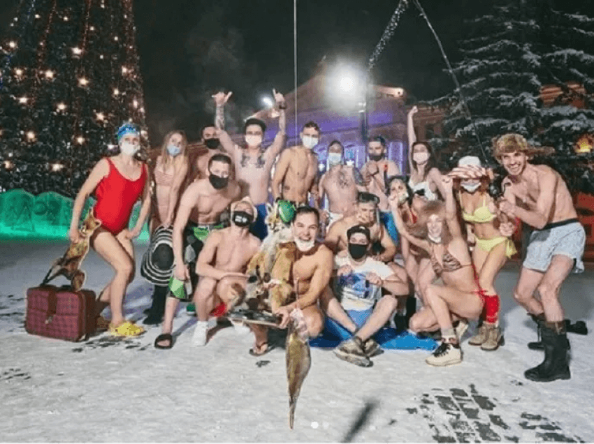 “Vera vjen së shpejti”/ Festa siberiane me bikini në minus 39 gradë, bëhet virale në rrjet