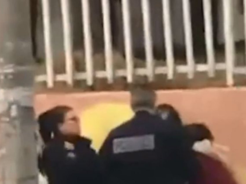 “Ti mu lopë a?” – policja grushton një vajzë në Prishtinë