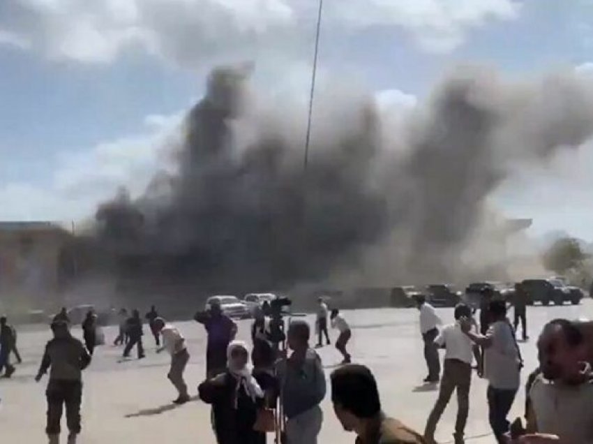 Momenti i shpërthimeve të fuqishme në aeroportin e Jemenit, sapo një aeroplan që po sillte “qeverinë e re” aterroi në pistën e tij