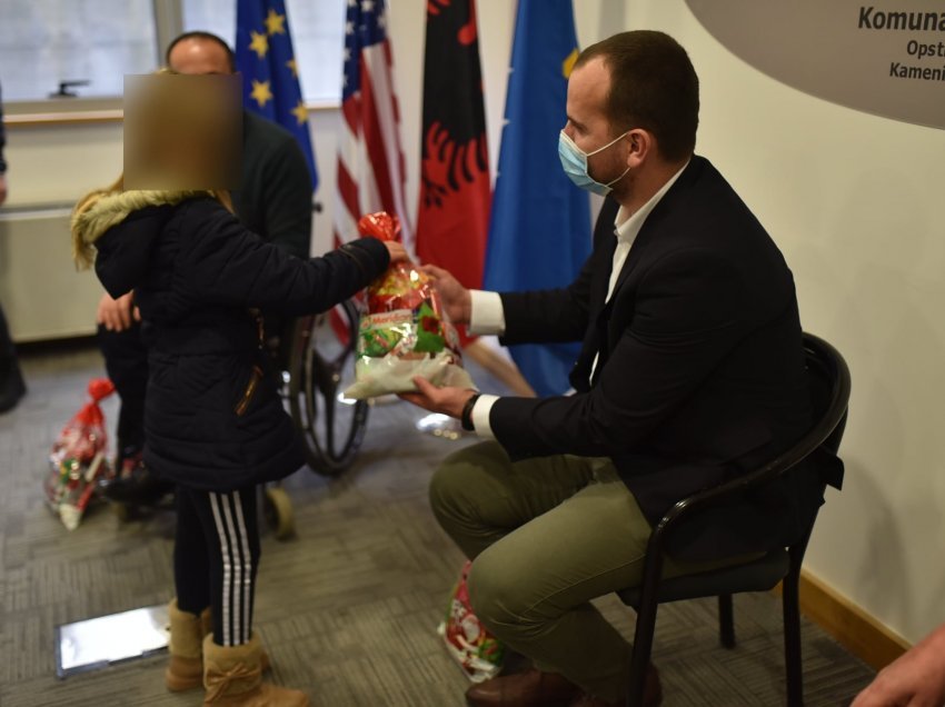 Në Kamenicë shpërndahen dhurata për fëmijët me nevoja të veçanta