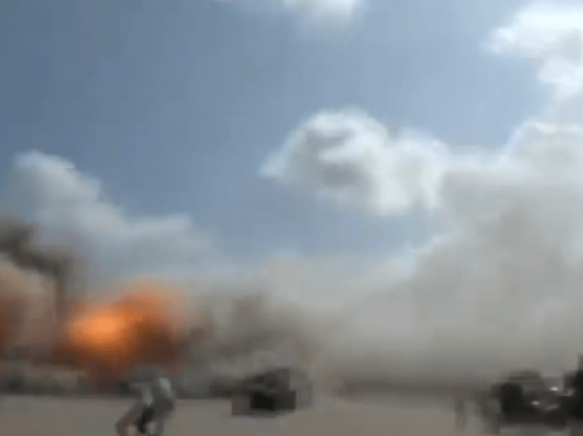 Shpërthime të fuqishme, publikohen pamje të reja – momenti kur një raketë godet aeroportin e Jemenit
