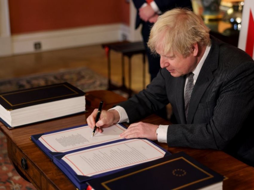 Boris Johnson nënshkruan marrëveshjen mbi marrëdhëniet e ardhshme me BE