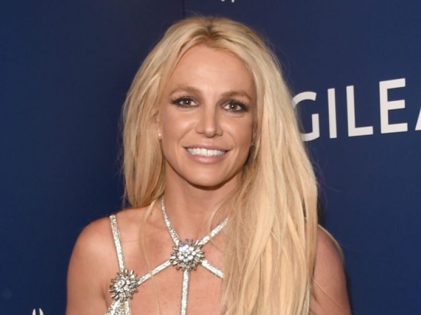 Për ditëlindje, Britney Spears sjell dhuratë projektin “Swimming in the stars”