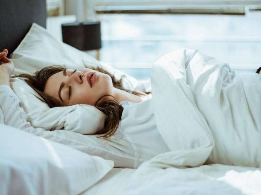 Cili është pozicioni juaj i gjumit, ëndrrat që shihni lidhen ngushtë me anën që flini