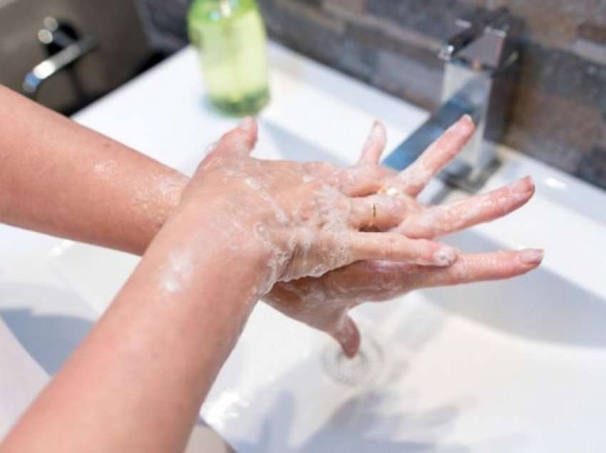Cila është mënyra e duhur për t’i pastruar duart
