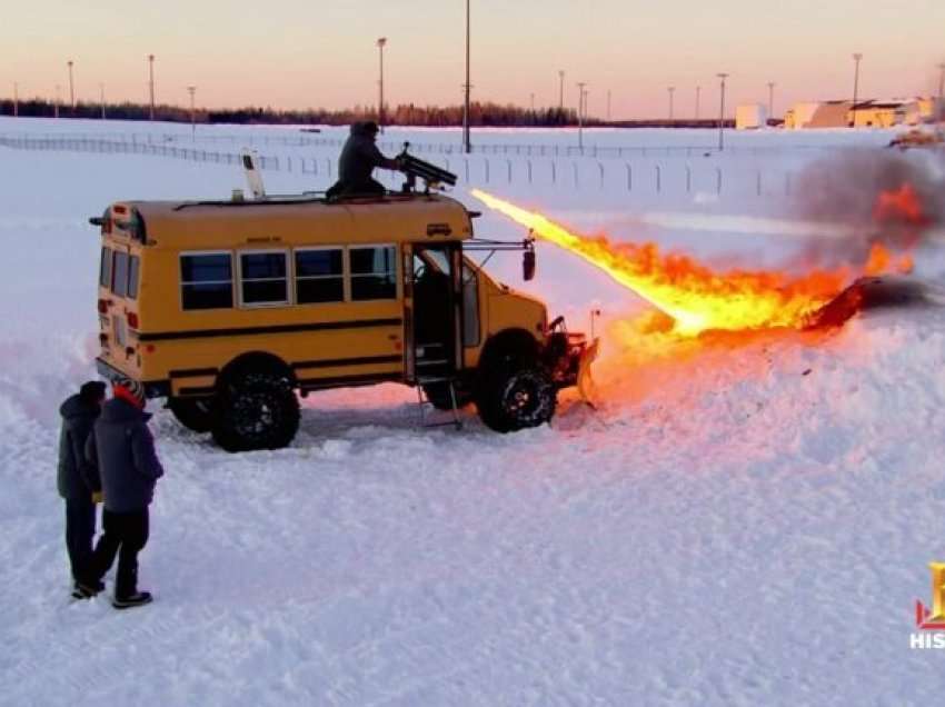 Shikoni çfarë ndodh nëse e largoni borën me zjarr