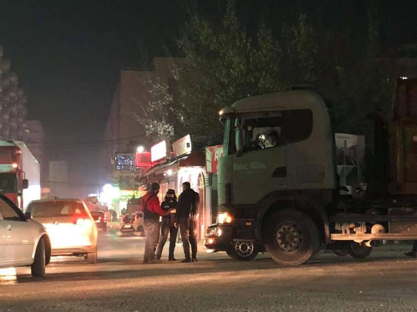 Aksident mes një veture dhe një kamioni në Fushë Kosovë